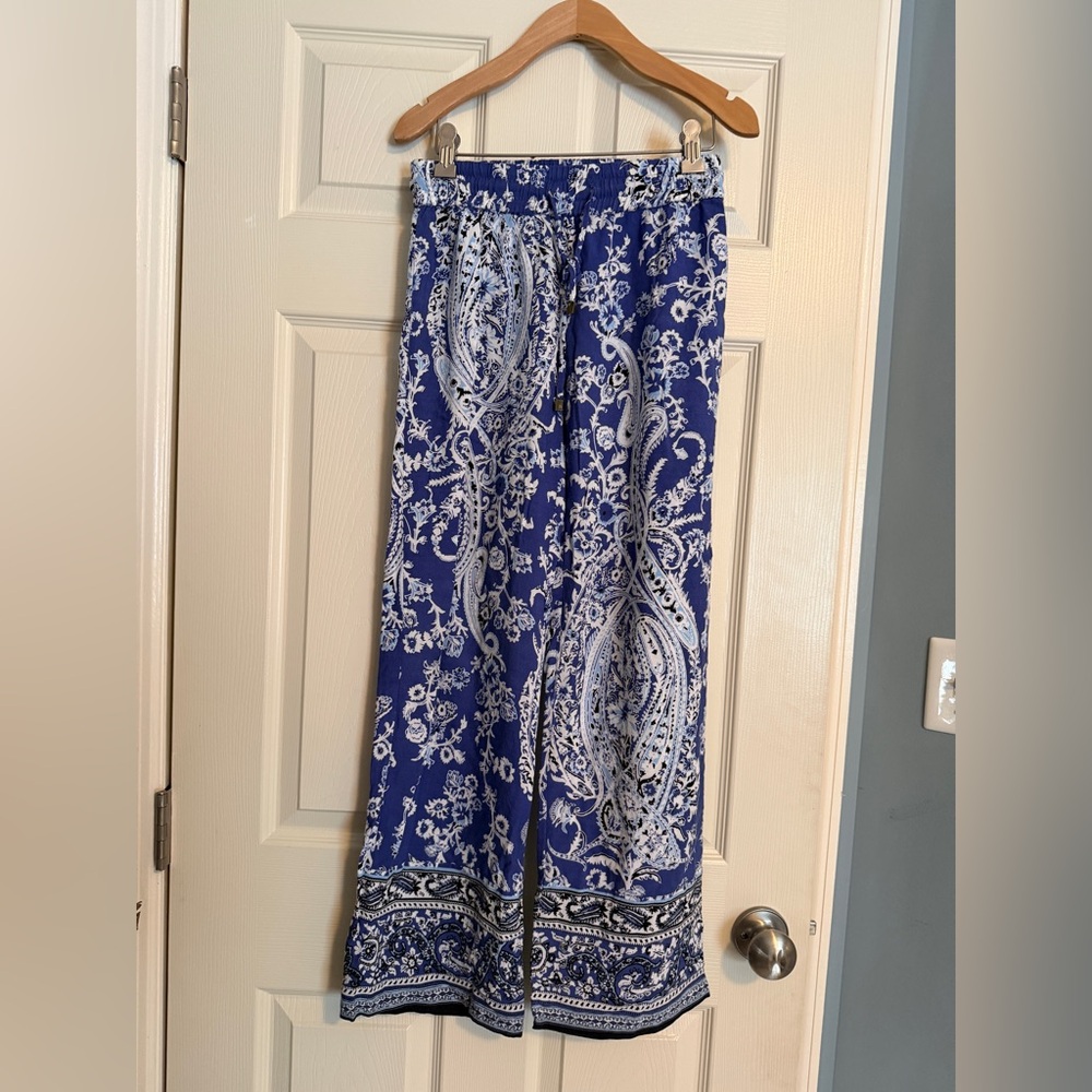 ArtisanNY Blue and White Floral Pants